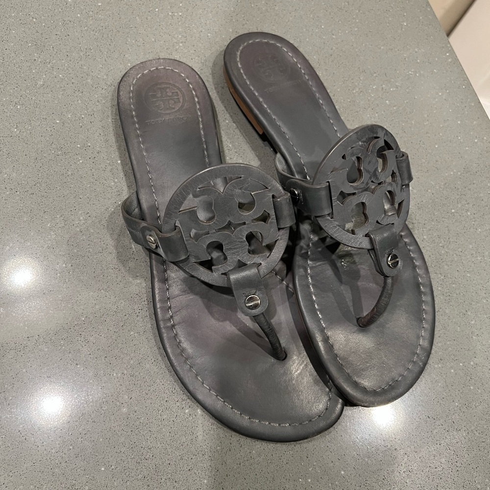 **EXCELLENT LK NEW (Rare) Tory Burch Miller Charcoal Gray Sandals - Sz 8 1/2